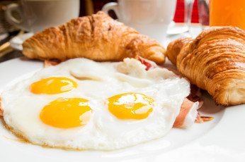 Картинка еда разное круассаны яйца бекон завтрак