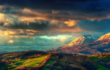 Картинка природа пейзажи поля долина аппенины небо италия дома штормовые тучи март весна горный хребет монти-сибиллини горы