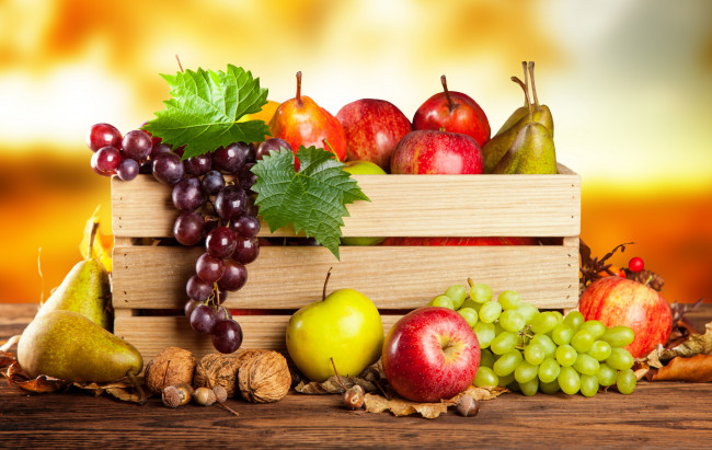 Обои картинки фото еда, фрукты,  ягоды, листья, орехи, яблоко, виноград, груша, ящик