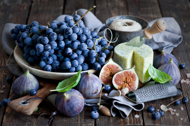 Обои картинки фото еда, разное, виноград, инжир, черника, сыр, терка, нож