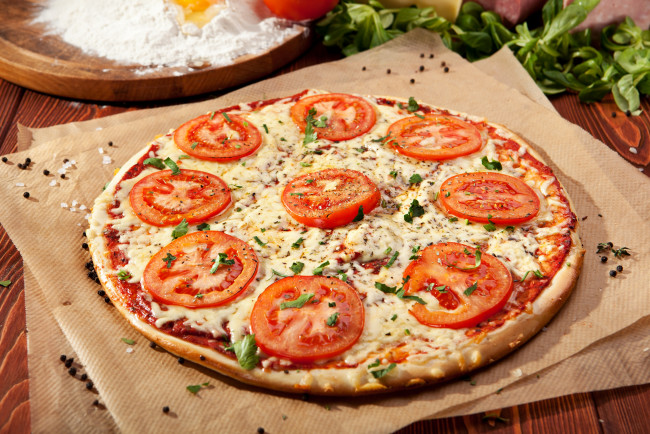 Обои картинки фото еда, пицца, приправа, помидоры