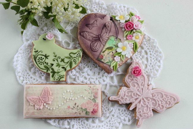 Обои картинки фото еда, пирожные,  кексы,  печенье, цветы, печенье, бабочка, сердечко, птичка