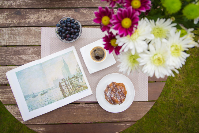 Обои картинки фото еда, пирожные,  кексы,  печенье, кекс, кофе, книга, цветы