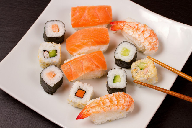Обои картинки фото еда, рыба,  морепродукты,  суши,  роллы, роллы, суши, кухня, японская
