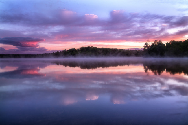 Обои картинки фото природа, реки, озера, дымка, висконсин, туман, деревья, сша, отражение, озеро, облака, небо, закат, лес, вечер