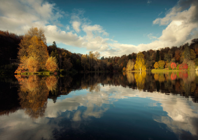 Обои картинки фото природа, реки, озера, озеро, отражения, деревья, небо, осень