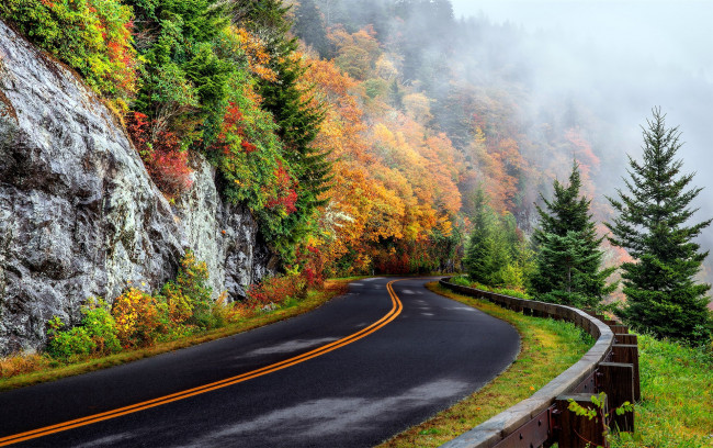 Обои картинки фото природа, дороги, осень, туман, гора, шоссе, поворот