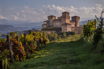 Картинка castello+di+torrechiara +provincia+di+parma города замки+италии замок виноградник