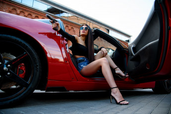 Картинка автомобили -авто+с+девушками автомобиль красный пистолет оружие салон дверь авто очки девушка красотка стройная сексуальная поза макияж фигура флирт шатенка