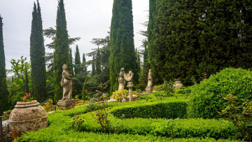 Картинка природа парк кипарисы кусты статуи
