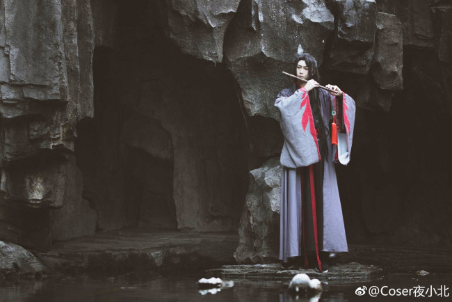 Обои картинки фото разное, cosplay , косплей, пещера, флейта, скала, кимоно, парень