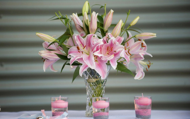 Обои картинки фото цветы, лилии,  лилейники, ваза, букет, свечи