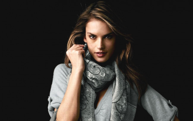 Обои картинки фото девушки, alessandra ambrosio, модель, шатенка, шарф