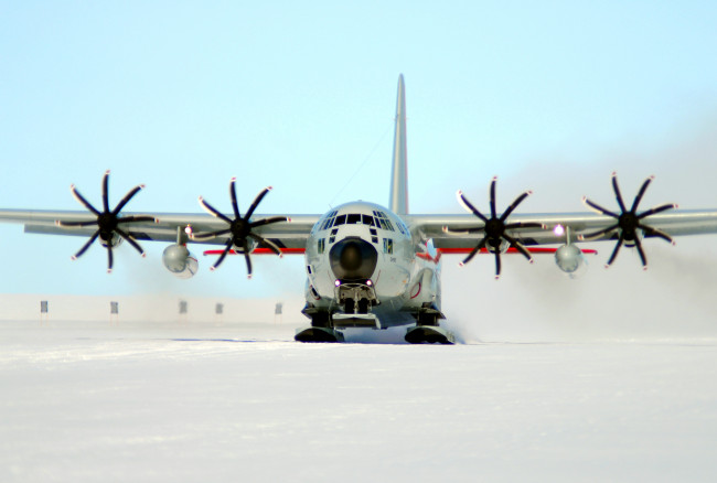 Обои картинки фото авиация, грузовые самолёты, зима, самолет, посадка, пропелеры