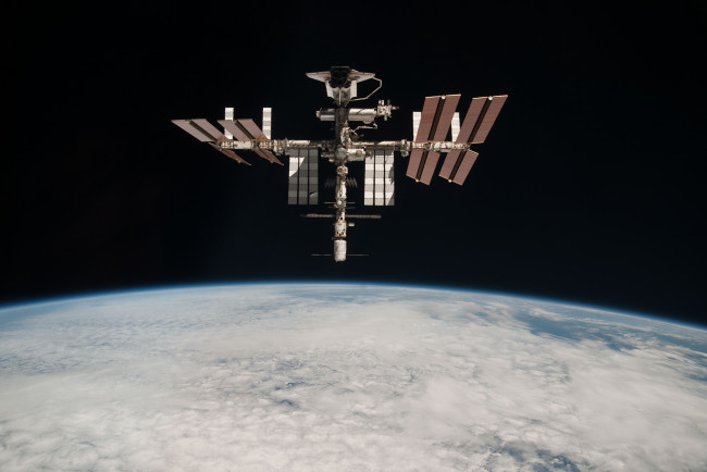 Обои картинки фото космос, космические, корабли, станции, мкс, атмосфера, планета, бездна, шатл, станция, облака