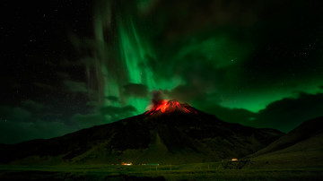 Картинка природа стихия ночь северное сияние извержение вулкан