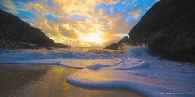 Обои картинки фото природа, восходы, закаты, закат, море, волна, пена, песок, скалы, небо, облака