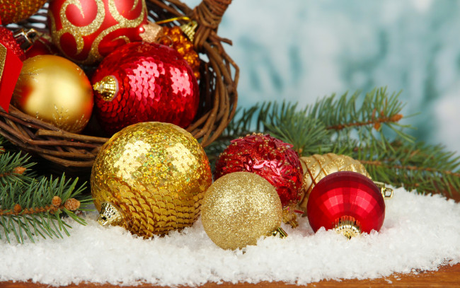 Обои картинки фото праздничные, шары, рождество, новый, год, снег, украшения, balls, decoration, christmas, merry