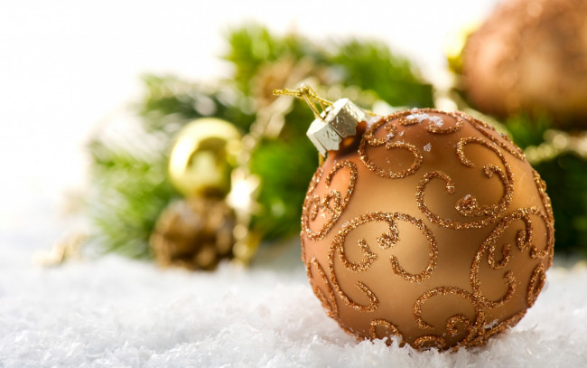 Обои картинки фото праздничные, шары, шар, снег, праздники, рождество, новый, год, christmas, new, year