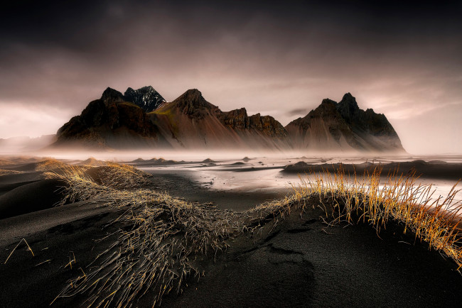 Обои картинки фото природа, горы, исландия, чёрный, песок, stokksnes