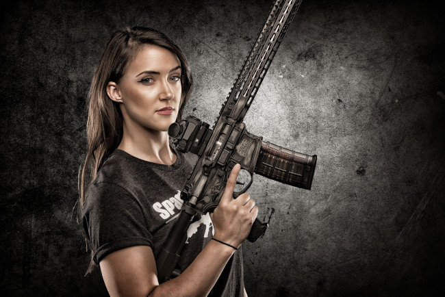 Обои картинки фото девушки, -unsort , девушки с оружием, фон, оружие, взгляд, девушка