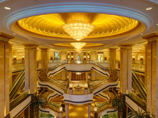 Картинка интерьер кафе +рестораны +отели лестница люстра абу-даби эскалатор оаэ отель