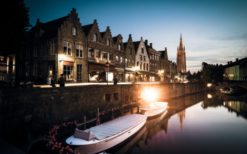 Картинка города брюгге+ бельгия вечер лодки канал