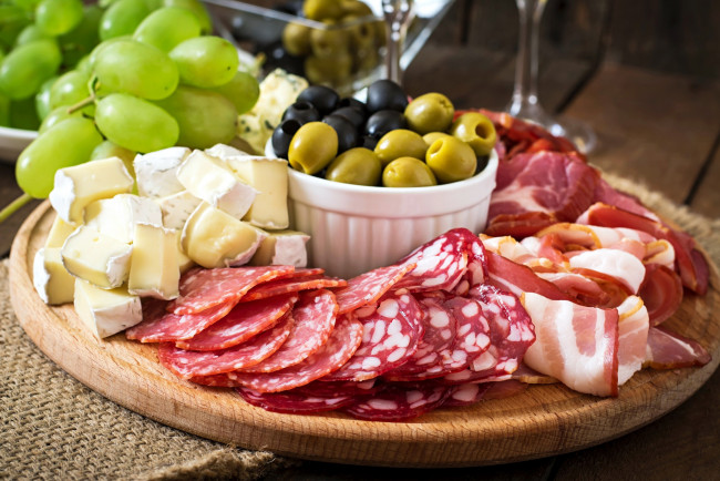 Обои картинки фото еда, разное, виноград, сыр, ветчина, колбаса, маслины, оливки