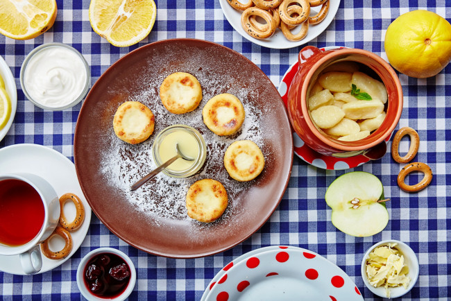 Обои картинки фото еда, вторые блюда, чай, сметана, яблоки, лимон, сушки, сырники