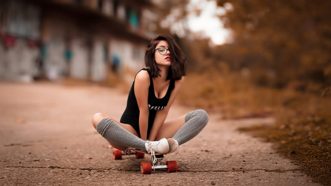 Обои картинки фото девушки, delaia gonzalez, женщина, поза, скейтборд, ноги