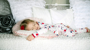 Картинка разное дети девочка пижама сон подушка диван