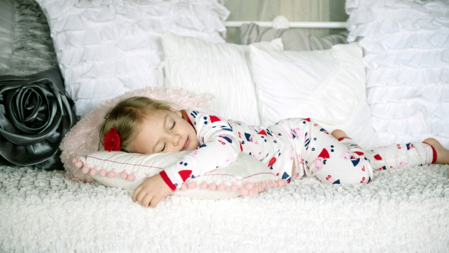 Обои картинки фото разное, дети, девочка, пижама, сон, подушка, диван