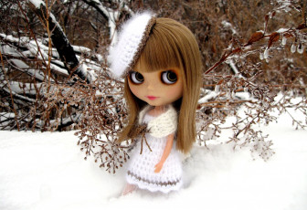 Картинка разное игрушки кукла веснушки берет куст снег