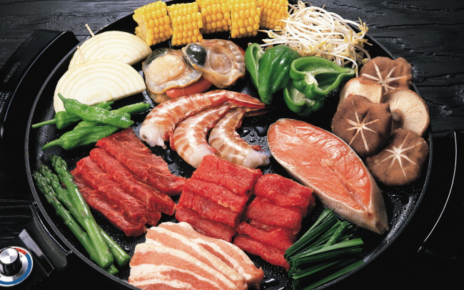 Обои картинки фото еда, разное, устрицы, перец, паприка, грибы, лосось, рыба, мясо, креветки, бекон, лук, кукуруза, спаржа