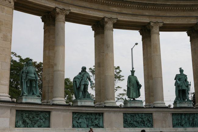 Обои картинки фото будапешт, авторvarvarra, города, венгрия, фигуры, колонны