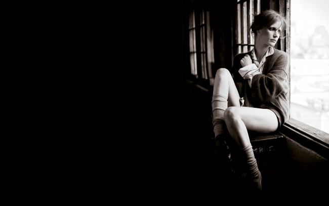Обои картинки фото Jessica Chastain, девушки, грусть, черный, фон, окно, джессика, Честейн