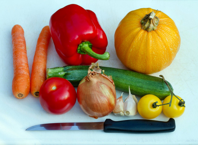 Обои картинки фото еда, овощи, помидоры, чеснок, лук, нож, тыква, перец, кабачок, морковь