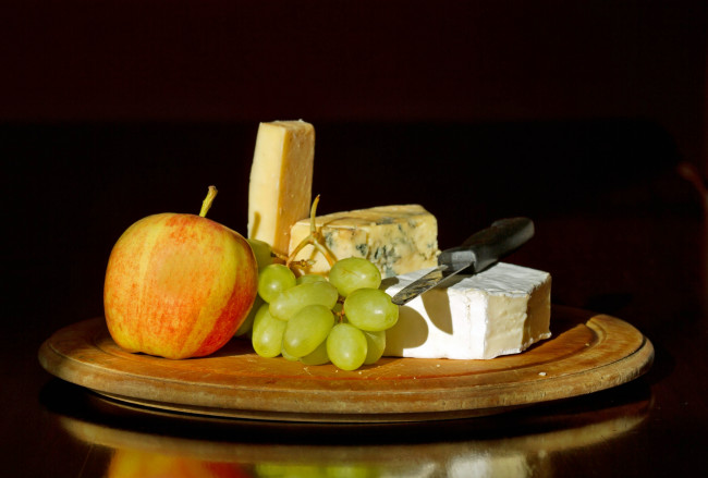 Обои картинки фото еда, натюрморт, виноград, сыр, нож, яблоко