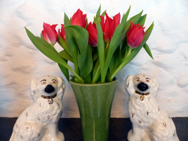 Обои картинки фото цветы, тюльпаны, ваза, бутоны, статуэтки