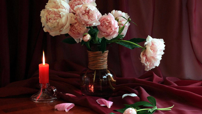 Обои картинки фото цветы, пионы, свеча, ваза, лепестки