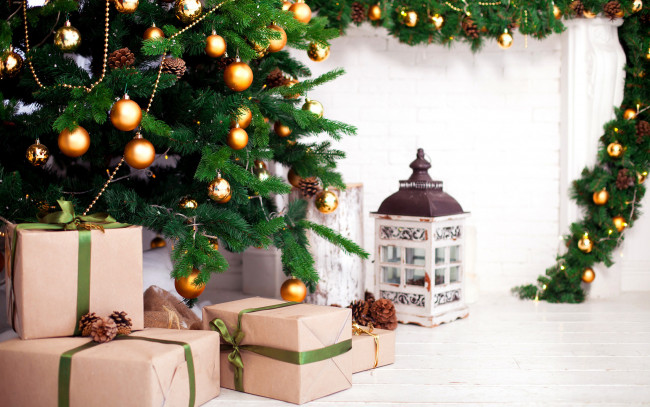 Обои картинки фото праздничные, подарки и коробочки, елка, новый, год, подарки, украшения, 2018, шишки, игрушки, шары, фонарь