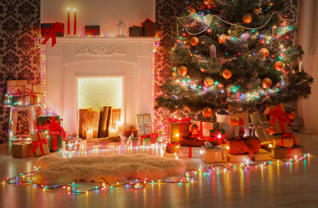 Обои картинки фото праздничные, новогодний очаг, украшения, игрушки, елка, настроение, свечи, гирлянда, подарки