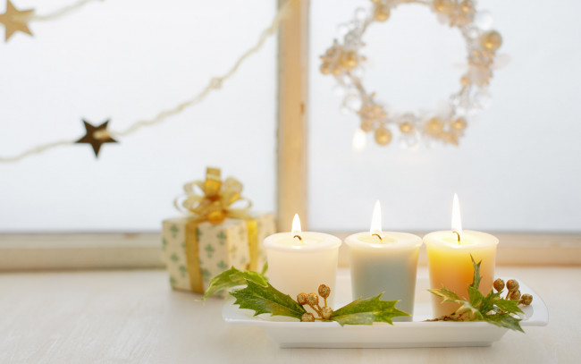 Обои картинки фото праздничные, новогодние свечи, свечи, украшения, коробка, окно