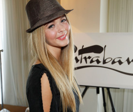 Картинка девушки sasha+pieterse актриса блондинка шляпа улыбка
