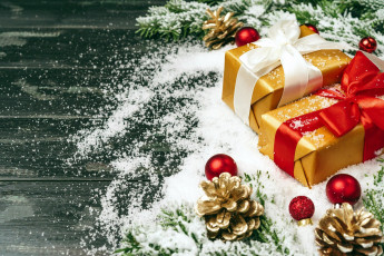 Картинка праздничные подарки+и+коробочки шарики ленты банты подарки шишки