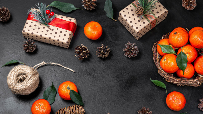 Обои картинки фото праздничные, подарки и коробочки, шишки, подарки, мандарины
