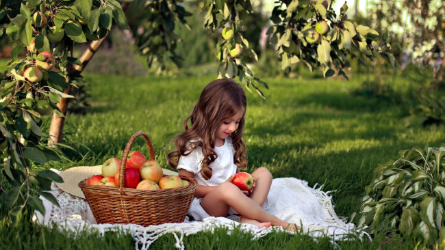 Обои картинки фото разное, настроения, девочка, яблоки, корзинка