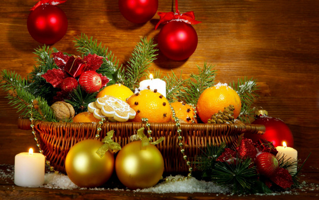 Обои картинки фото праздничные, - разное , новый год, бусы, мандарины, шарики, свечи, корзинка
