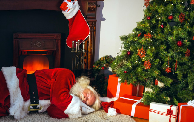 Обои картинки фото праздничные, дед мороз,  санта клаус, камин, подарки, спящий, санта, елка