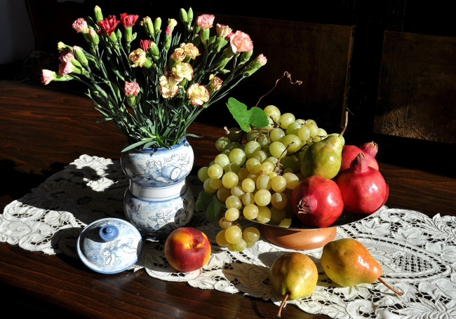 Обои картинки фото еда, натюрморт, гвоздики, ваза, персик, гранаты, виноград, груши